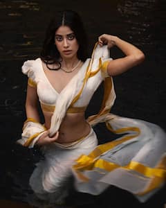 Janhvi Kapoor Pics: सफेद साड़ी में पानी में आग लगाती हुईं नजर आईं जाह्नवी कपूर, फोटो देख उड़ जाएंगे होश
