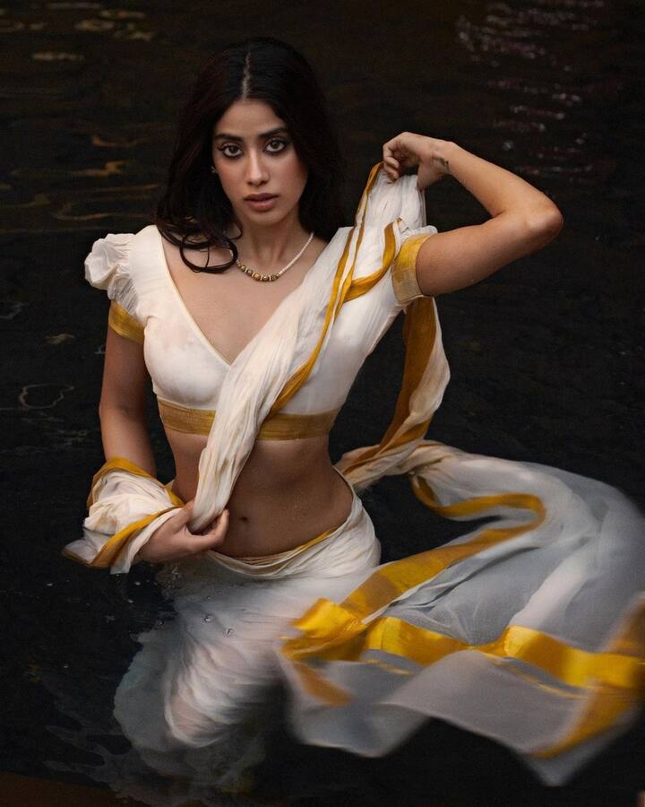 जाह्नवी कपूर की जिन लेटेस्ट तस्वीरों का यहां जिक्र किया जा रहा है, उन्हें एक्ट्रेस ने शनिवार को अपने ऑफिशियल इंस्टाग्राम पर शेयर किया है.