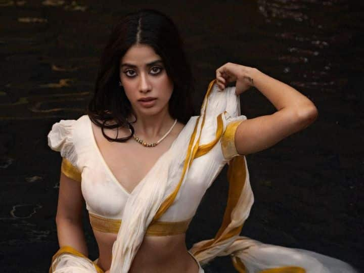 Janhvi Kapoor Latest Pics: एक्ट्रेस जाह्नवी कपूर की लेटेस्ट तस्वीरें सोशल मीडिया सामने आई हैं. इन फोटो में जाह्नवी कपूर पानी में सफेद साड़ी पहने हुए दिखाई दे रही हैं.