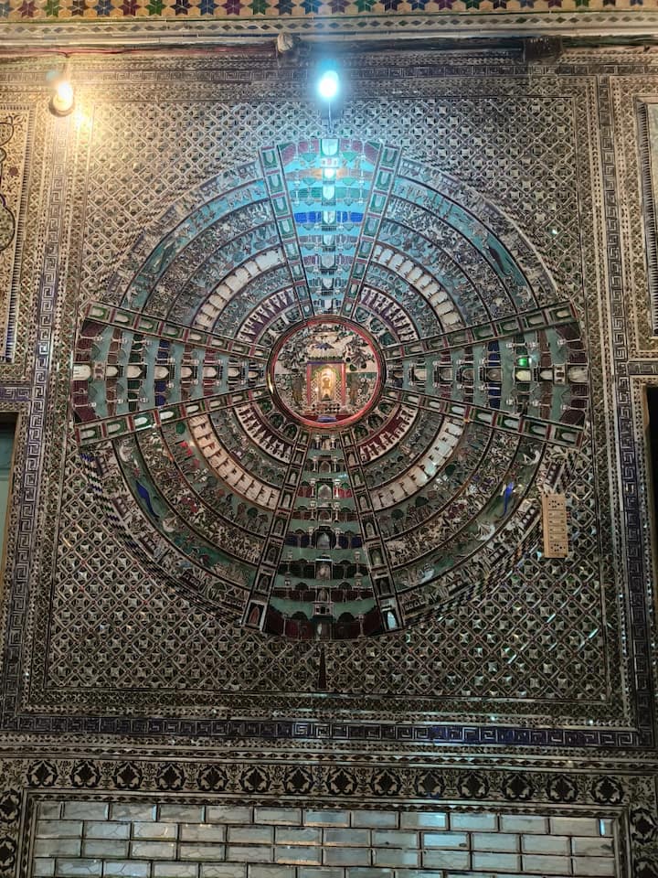 इस मंदिर को बनाने के लिए विशेष कारीगर बुलाये गये थे. इन कारीगरों को निर्माण के लिए जयपुर और ईरान से विशेष रूप से बुलाया गया था.