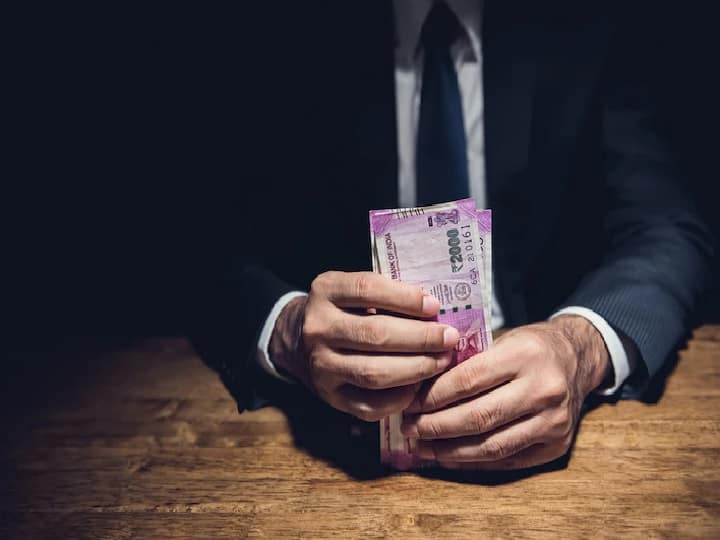 अगर आप बैंक में अपना बचत खाता (Saving Account) रखते हैं, तो इससे जुड़ी खास जानकारी आपको पता होनी चाहिए. हम आपको सेविंग अकाउंट से जुड़ी जानकारी बताने जा रहे हैं. सेविंग अकाउंट में न केवल आपका पैसा सुरक्षित रहता है, साथ इसमें आपको कम ही सही पर ब्याज भी मिलता है. (Pic : Freepik.com)