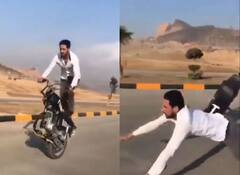 Viral Video: ਬਾਈਕ 'ਤੇ ਸਟੰਟ ਕਰਨਾ ਪਿਆ ਮਹਿੰਗਾ, ਮੂੰਹ 'ਤੇ ਭਾਰ ਡਿੱਗ ਪਿਆ ਵਿਅਕਤੀ, ਵੀਡੀਓ ਦੇਖ ਕੇ ਹੱਸ-ਹੱਸ ਹੋ ਜਾਉਗੇ ਕਮਲੇ