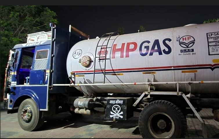Arrest of people smuggling liquor in HP gas tanker SURAT: બુટલેગરોએ દારુની હેરાફેરી માટે અપનાવ્યો નવો કિમિયો, HP ગેસનું ટેન્કર તપાસતા પોલીસ ચોંકી ગઈ