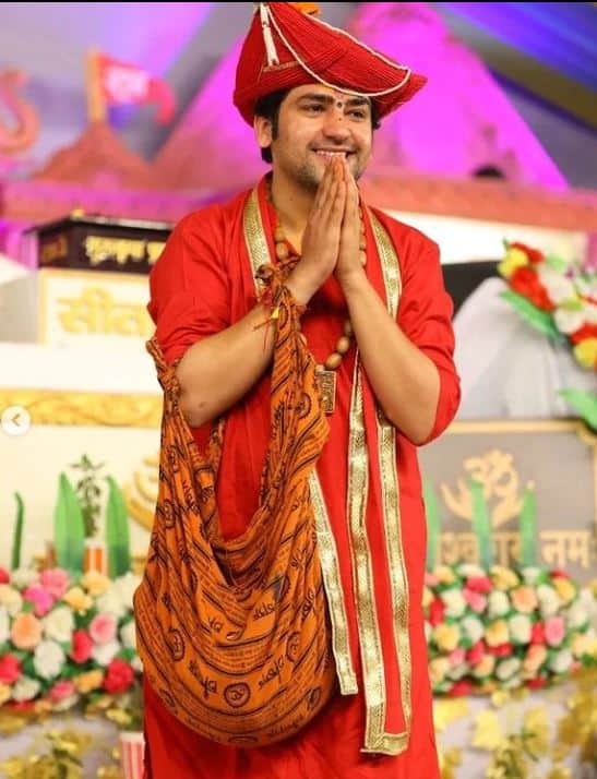 प्रवचनामध्ये सामील होण्यासाठी प्रत्येकाला टोकन दिले जाते.