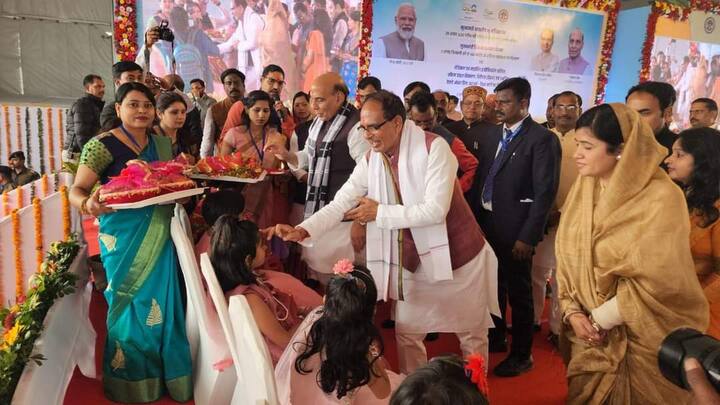 रक्षा मंत्री राजनाथ सिंह ने कहा कि एमपी सरकार गरीब लोगों के कल्याण के लिए पूरी तरह से प्रतिबद्ध है, यही हर बीजेपी सरकार का मंत्र और लक्ष्य है. हमने चुनाव के दौरान किए गए हर वादे को पूरा किया. हमारे कार्य और शब्द हमेशा अन्य राजनीतिक दलों के विपरीत मेल खाते हैं. पहले हम युद्धक विमानों, मिसाइलों, युद्धपोतों और बमों सहित अन्य देशों से रक्षा क्षेत्र के लिए सब कुछ आयात करते थे, लेकिन अब हमने भारत में ही सब कुछ बनाने और निर्यात करके अन्य देशों को वापस करने का फैसला किया है.