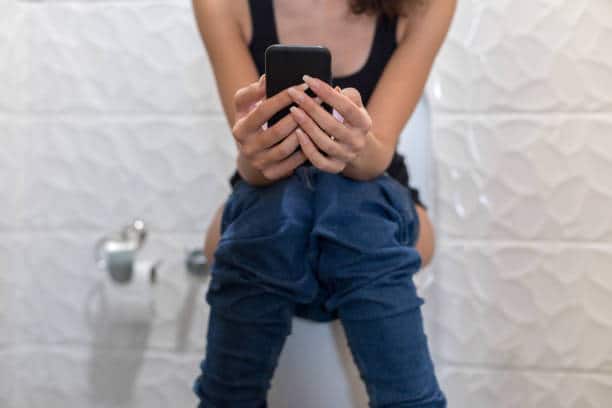 Health Tips : अनेक लोकांना टॉयलेट सीटवरून बसून फोन वापरण्याची सवय असते. पण ही सवय तुमच्या आरोग्यासाठी घातक ठरू शकते.