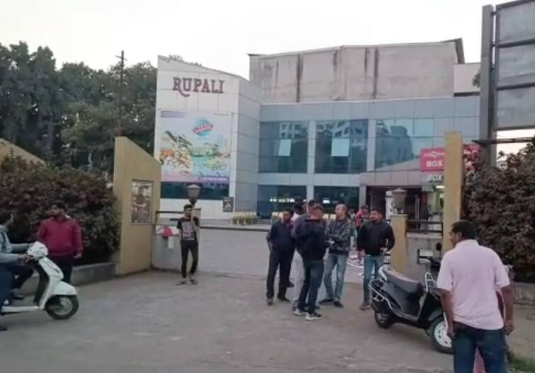 Police registered a complaint against people protesting Pathan film in Surat Surat: સુરતમાં પઠાન ફિલ્મના વિરોધને લઈને સિનેમાઘરમાં તોડફોડ, પોલીસે કાયદાનું ભાન કરાવી રાયોટિંગનો ગુનો નોંધી કરી કાર્યવાહી
