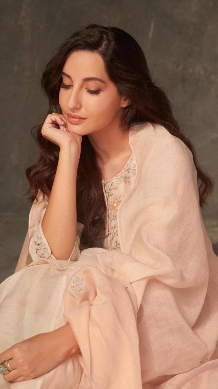 या सूटमध्ये नोरा राजकन्येपेक्षा कमी दिसत नाही. तिच्या या रॉयल लूकचे सर्वांनाच वेड लागले आहे.
