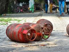 ट्रेन की पैंट्री कार में इस्तेमाल हो रहा था LPG सिलिंडर, पकड़ा गया मैनेजर