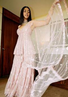 Mrunal Thakur: ਪਿੰਕ ਸ਼ਰਾਰਾ 'ਚ ਬੇੱਹਦ ਖੂਬਸੂਰਤ ਲੱਗ ਰਹੀ ਹੈ ਮ੍ਰਿਣਾਲ ਠਾਕੁਰ, ਫੋਟੋਆਂ ਦੇਖ ਕੇ ਹੋ ਜਾਵੇਗੇ ਪਿਆਰ