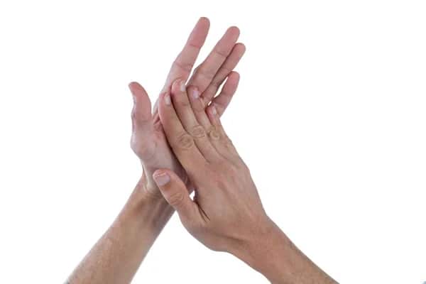 Palm Rubbing : हाताचे तळवे एकमेकांवर घासल्याने ॲक्यूप्रेशर पॉइंटवर दवाब वाढतो. यामुळे शरीरातील गरमी तयार होऊन आणि ऊर्जा वाढते.