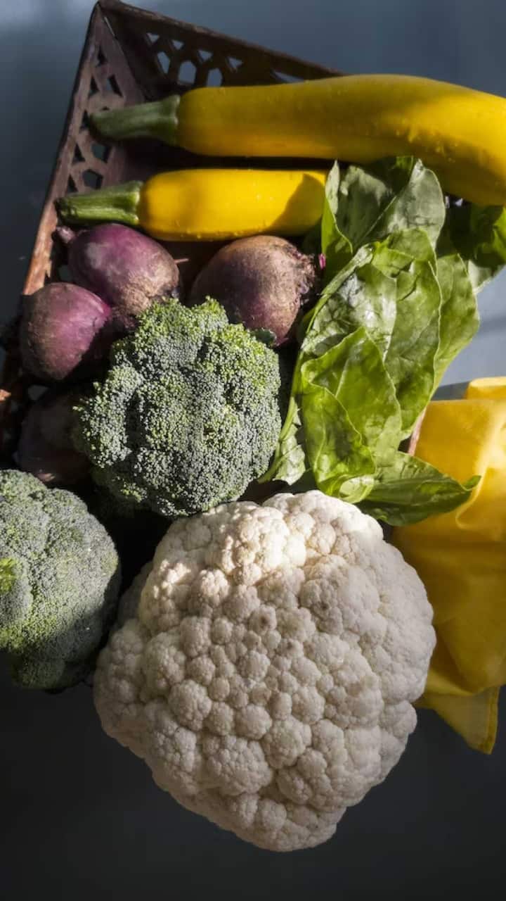 फ्लॉवरमध्ये कार्बोहायड्रेट आणि फॅटचे प्रमाण कमी असते. भाज्यांमध्ये भरपूर फायबर असते, जे तुम्हाला जास्त काळ पोटभर राहण्यास मदत करते.