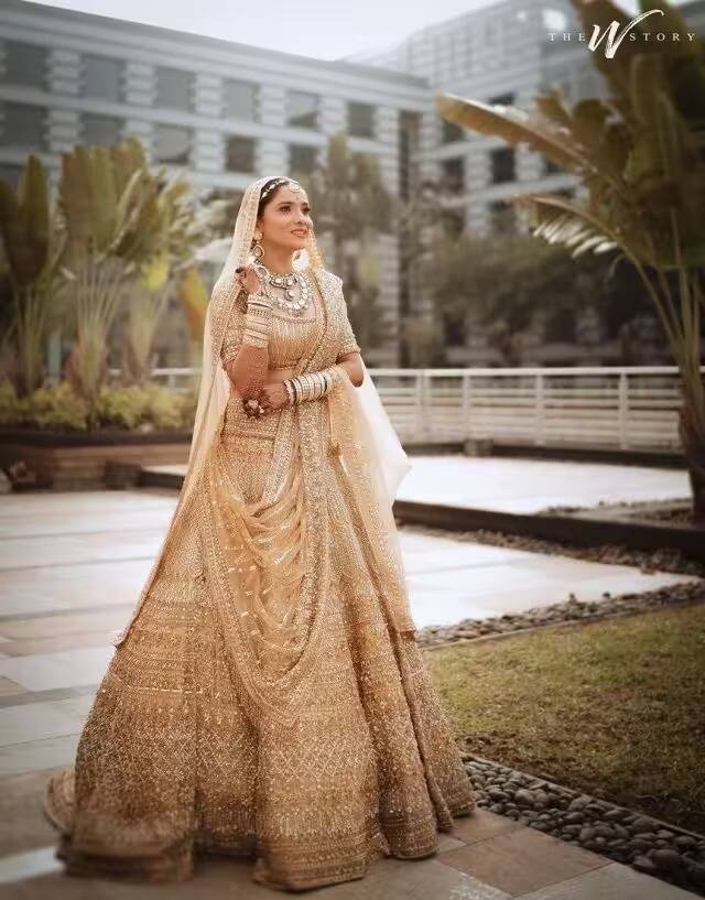 टेलीविजन एक्ट्रेस अंकिता लोखंडे ने भी अपनी शादी में बेज कलर का खूबसूरत सा लहंगा कैरी किया था. जिसके ऊपर गोल्डन और स्टोन का खूबसूरत वर्क किया गया था. इसके शीश पट्टी, गोल्डन ज्वेलरी और हाथ फूल आपको रॉयल राजपुताना लुक देंगे.