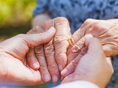 लिखने के लिए पेन पकड़ते ही हांथों में होती है अकड़न ? कहीं आप पार्किंसन के शिकार तो नहीं?