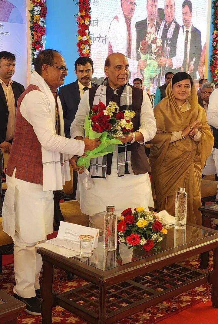 केंद्रीय रक्षा मंत्री राजनाथ सिंह और मुख्यमंत्री शिवराज सिंह चौहान ने सिंगरौली में मुख्यमंत्री आवासीय भू-अधिकार पत्र, मुख्यमंत्री किसान कल्याण योजना अंतर्गत सहायता राशि वितरण और शिलान्यास कार्यक्रम का कन्यापूजन कर शुभारंभ किया.