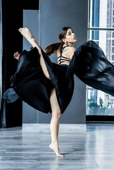 ब्लॅक इज लव्ह... अलायाचे ब्लॅक ड्रेसमध्ये सुंदर फोटो