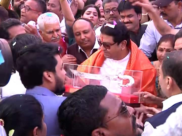 भांडुपमध्ये एसआरए प्रकल्पाचं भूमिपूजन होतं, यानिमित्ताने राज ठाकरे येथे आले होते.