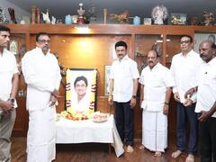 CM Stalin: மறைந்த திருமகன் ஈவெரா உருவ படத்துக்கு மலர்தூவி அஞ்சலி செலுத்திய முதலமைச்சர் ஸ்டாலின்