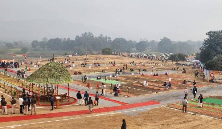 सीएम शिवराज ने कहा कि आज मैं विकास के काम नहीं गिनाऊंगा, लेकिन दिल पर हाथ रख कर ईमानदारी से आज मुझे बताओ सिंगरौली में विकास के काम जो बीजेपी सरकार ने किए, कभी कांग्रेस ने किए थे क्या? सवा साल उनकी सरकार आई थी, तो उन्होंने एक पत्थर और कंकड़ लगाया था क्या? आज जो कुछ सिंगरौली में दिखाई दे रहा है, वो बीजेपी की सरकार की देन है.