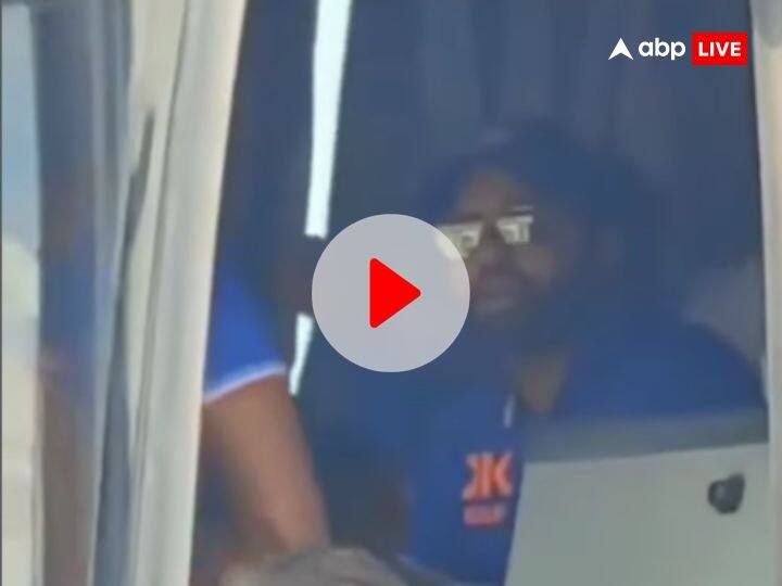 Watch Indian cricket team arrived at indore for India vs New Zealand 3rd one day match Watch: न्यूजीलैंड के खिलाफ तीसरे वनडे के लिए इंदौर पहुंची टीम इंडिया, ढोल नगाड़े से हुआ स्वागत, देखें वीडियो