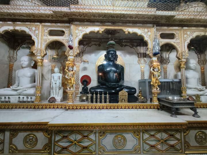 यह मंदिर इंदौर शहर के राजवाड़ा से कुछ ही दूरी पर स्थित कपड़ा मार्केट के बीच है. रोज सैकड़ों लोग यहां घूमने आते हैं और यहां की खूबसूरत फोटो को कैमर में कैद करते हैं.