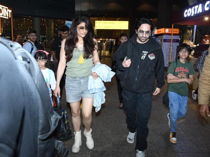 Ayushman khurana At Airport: बॉलीवुड एक्टर आयुष्मान खुराना हाल में मुंबई एयरपोर्ट पर स्पॉट हुए. यहां एक्टर पत्नी ताहिरा कश्यप और बच्चों के साथ कहीं घूमने निकले थे.