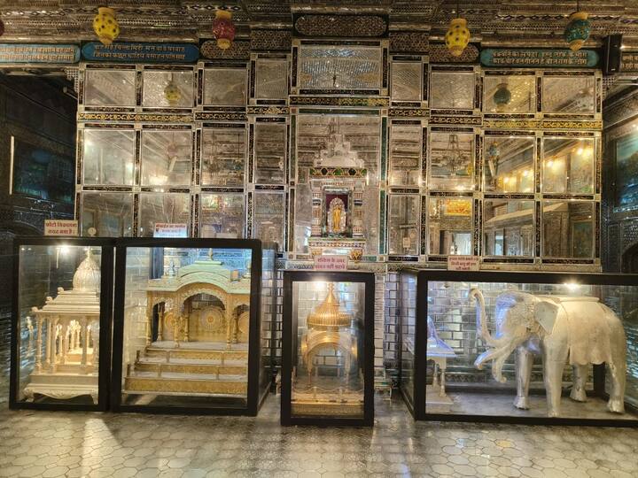 यहां की चमकती दरवाजों पर चांदी की परत चढ़ाई गई है. मंदिर में स्थापित मुख्य मूर्ति शांतिनाथ भगवान की है.