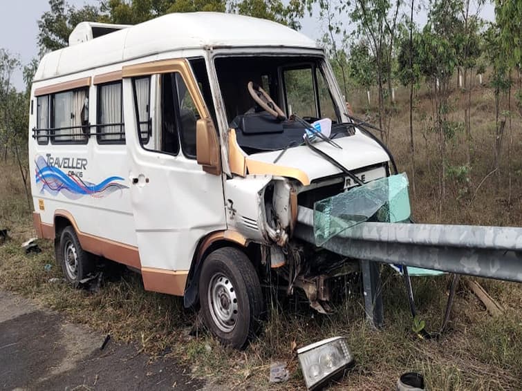 Villupuram Van collides with barricade 2 killed including child kiliyanur accident விழுப்புரம் : தடுப்பு வேலியில் வேன் மோதி கோர விபத்து... குழந்தை உட்பட 2 பேர் உயிரிழப்பு