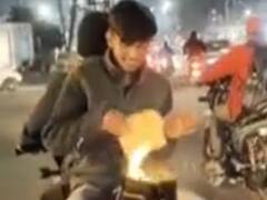 बाइक पर सिगड़ी रखकर हाथ तापने की स्टंटबाजी युवक को पड़ी भारी, अब पुलिस कर रही है तलाश