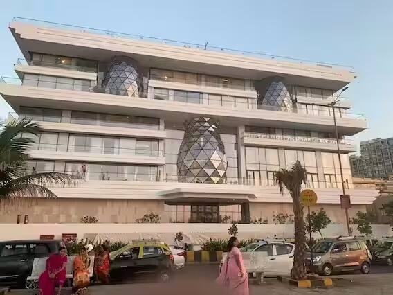 सबसे खास बात ये हैं कि इस घर को डायमंड थीम पर बनाया गया है और घर के बाहर के से लेकर अंदर इंटीरियर तक हर जगह ये डायमंड थीम देखने को मिलती है. (फोटो सोर्स-इंस्टाग्राम)