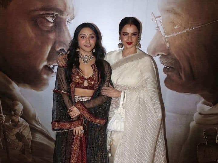 Rekha Pics: सफेद साड़ी और बिंदी, इस लुक में 'गांधी गोडसे एक युद्ध' की स्क्रीनिंग पर पहुंची रेखा, देखें तस्वीरें