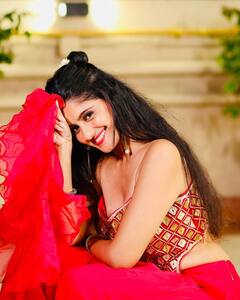 Photo : डीपनेक सूटमध्ये आयशा सिंगचा खास लूक