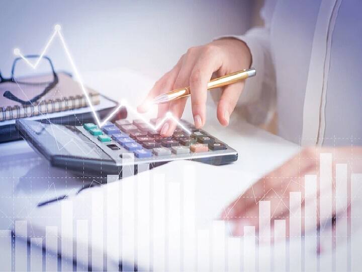 कुछ बैंक पर्सनल एक्सीडेंट और डेथ कवर सहित बीमा कवर की सुविधा देते हैं. सेविंग खाते में अच्छा बैलेंस हो और फाइनेंशियल हिस्ट्री सही हो, तो क्रेडिट कार्ड (Credit Card) आसानी से मिलता है. क्रेडिट कार्ड से आपकी क्रेडिट हिस्ट्री या सिबिल स्कोर मजबूत होता है. इससे आपको लोन मिलने में सुविधा होगी. (Pic : Freepik.com)