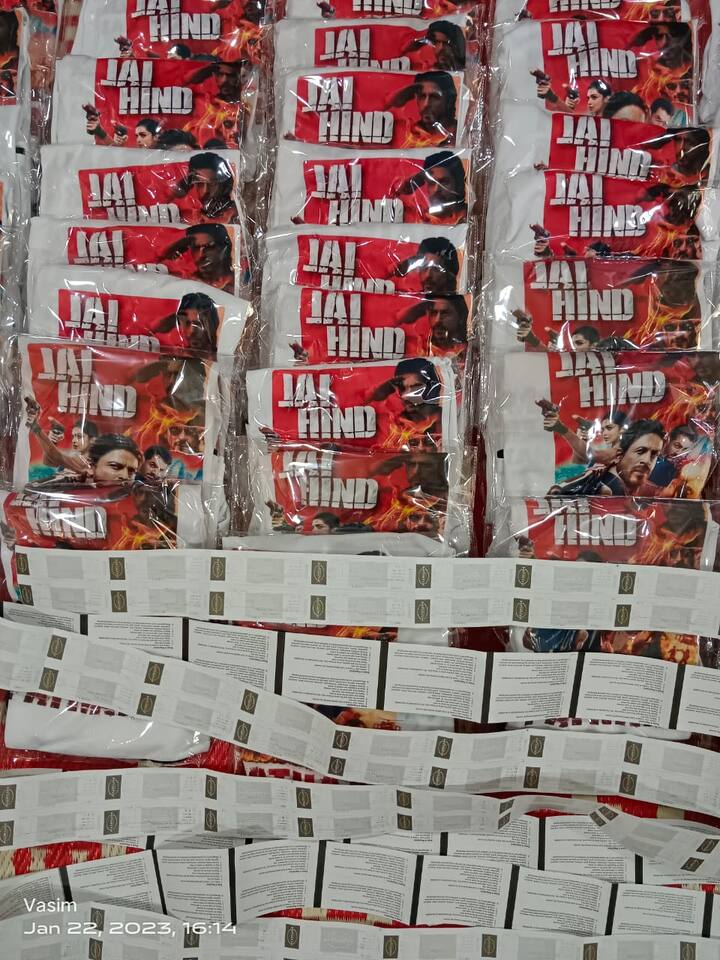 पठाण हा चित्रपट पाहण्यासाठी सांगली एसआरके युनिव्हर्स या फॅन क्लबनं अख्खं ऑडिटोरियम बुक केलं आहे.