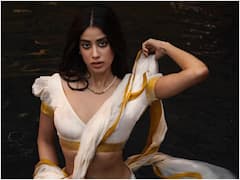 Janhvi Kapoor : జాన్వీ, ఆ నీళ్లు ఎందుకు? కుర్రకారు గుండెల్లో మంటలు ఆర్పడ్డానికా!?