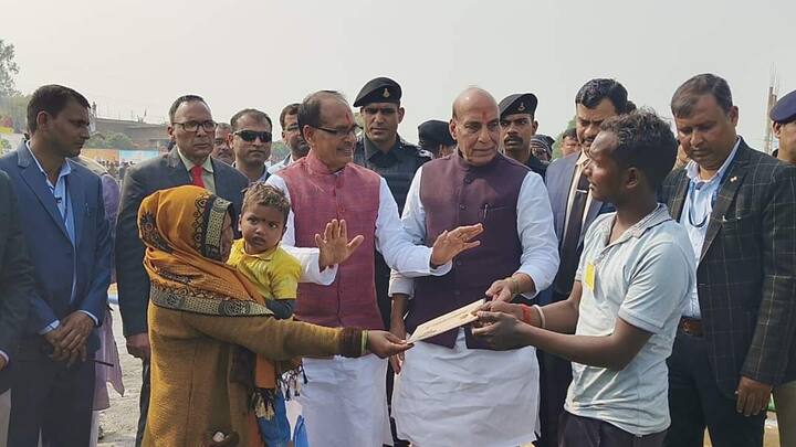 देश के रक्षा मंत्री राजनाथ सिंह रविवार को मध्य प्रदेश के सिंगरौली पहुंचे थे. सिंगरौली में मप्र सरकार 25 हजार से अधिक हितग्राहियों को भूखंड आवंटित कर रही है. इस दौरान रक्षा मंत्री राजनाथ सिंह ने संबोधित करते हुए राहुल गांधी पर जमकर निशाना साथा. उन्होंने कहा है कि राहुल गांधी देश में नफरत है, कहकर भारत को बदनाम नहीं करें.