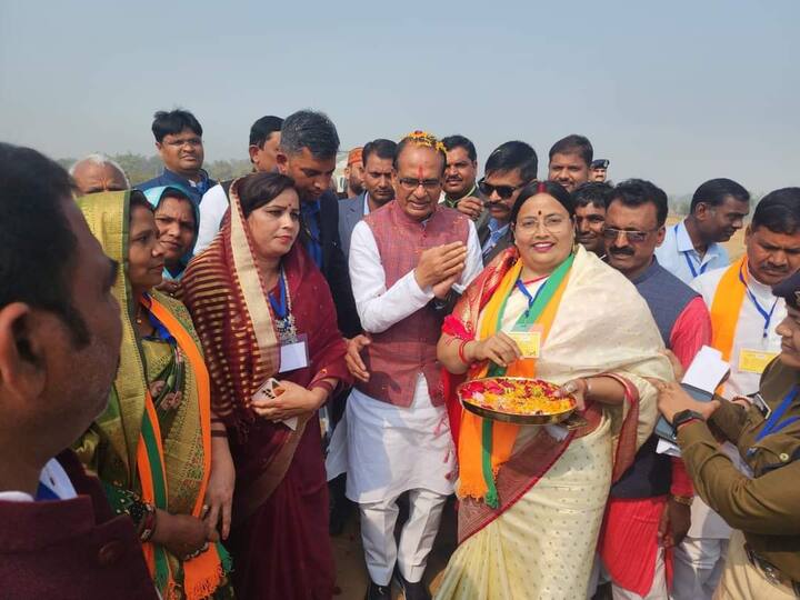 सीएम शिवराज ने कहा कि आज मुझे 2008 याद आ रहा है, जब पहली बार मुख्यमंत्री बनकर मैं सिंगरौली आया था. उस समय सिंगरौली वालों ने मुझे कहा था कि कांग्रेस की सरकार में सिंगरौली के साथ कभी न्याय नहीं हुआ. सिंगरौली सारी योग्यताएं रखता है, इसलिए सिंगरौली को जिला बनाओ और आपने जब मांग की थी, तो मैंने कहा था कि मैं आपको विश्वास दिलाता हूं कि सिंगरौली जिला बनेगा. तब से सिंगरौली की विकास यात्रा प्रारंभ हुई.