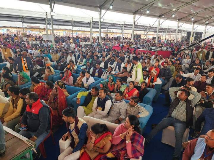 सीएम शिवराज ने कहा कि अगर किसी के पास रहने की जमीन नहीं है तो उसकी, उसके परिवार की, उसके बच्चों की जिंदगी कैसे कटती होगी? कई जगह वह किसी दूसरे की जमीन पर रहते थे, तो दादागिरी होती थी. सीएम ने कहा कि सुनो, मेरे गरीब बहनों और भाइयों मध्य प्रदेश की धरती पर पूरे राज्य में कोई गरीब जमीन के बिना नहीं रहेगा. एक तरफ उद्योगों के लिए जमीन थे, तो वहीं हम गरीबों को जमीन क्यों नहीं देंगे.