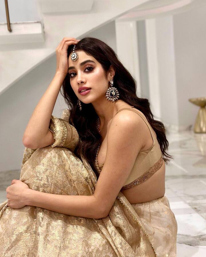 अपनी हॉटनेस की बदौलत जाह्नवी कपूर इन तस्वीरों के जरिए हर किसी का ध्यान खींच रही हैं.