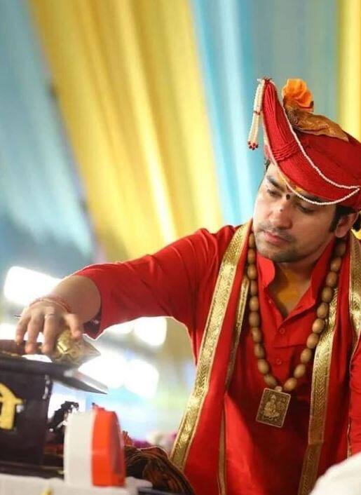 हजेरी लावण्याआधी भक्तांना तीनपैकी एका रंगाच्या कपड्यामध्ये नारळ बांधून टाकावा लागतो