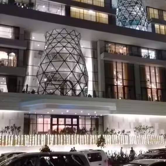 ईशा और आनंद की शादी के बाद कपल को यह पांच मंजिला बंगला उन्हें गिफ्ट में मिला था. बता दें, अजय पीरामल फार्मास्यूटिकल, फाइनेंशियल सर्विसेज, रियल एस्टेट, इंफॉर्मेशन सर्विस और ग्लास पैकेजिंग के बिजनेस में हैं. (फोटो सोर्स-इंस्टाग्राम)