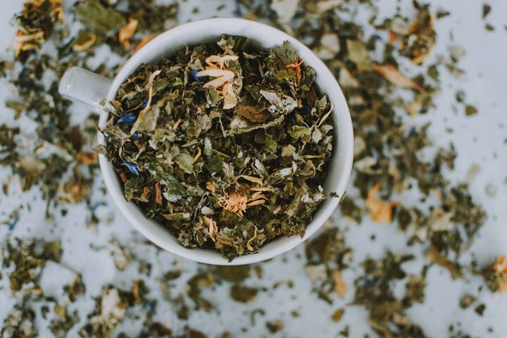 অক্সিডাইজেশন হয় না গ্রিন টি (Green Tea) তৈরির প্রক্রিয়াতে। তোলার পরে হালকা আঁচে শুকনো হয় শুধু। অ্যান্টিঅক্সিড্যান্টে ভরপুর এই ধরনের চা। যে কোনও ইনফ্ল্যামেশন বা প্রদাহের সমস্য়া থেকে বাঁচাতে সাহায্য করে।