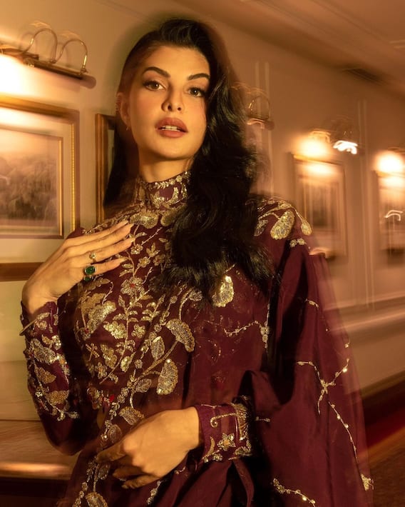 Jacqueline Fernandez: जैकलीन फर्नांडिस का खूबसूरत अंदाज, वेडिंग में पहनने के लिए हैं एकदम बेस्ट Jacqueline Fernandez: जैकलीन फर्नांडिस का खूबसूरत अंदाज, वेडिंग में पहनने के लिए हैं एकदम बेस्ट