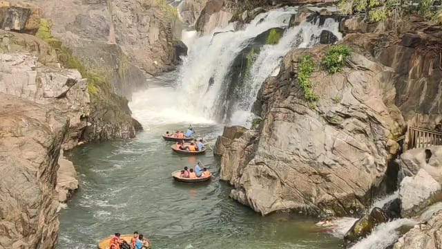 சாலையோரம் சிதறி கிடந்த ரூபாய் நோட்டுகள்..? - ஏமாந்து போனா மக்கள்