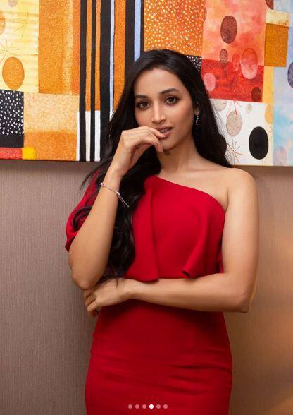 Srinidhi Shetty: KGF fame Srinidhi Shetty looked beautiful in red outfit, fans showered heart and fire emoji on photos