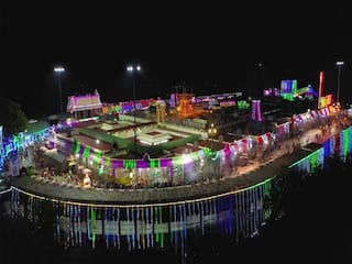 Palani Kumbabishekam: மின்னொளியில் மிளிரும் பழனி மலை முருகன் கோவில்