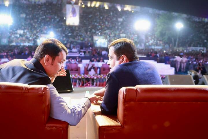 महोत्सवाच्या समारोपीय कार्यक्रमात केंद्रीय मंत्री नितीन गडकरी आणि उपमुख्यमंत्री देवेंद्र फडणवीस व्यासपिठावर असतानाचे हे दृष्य.