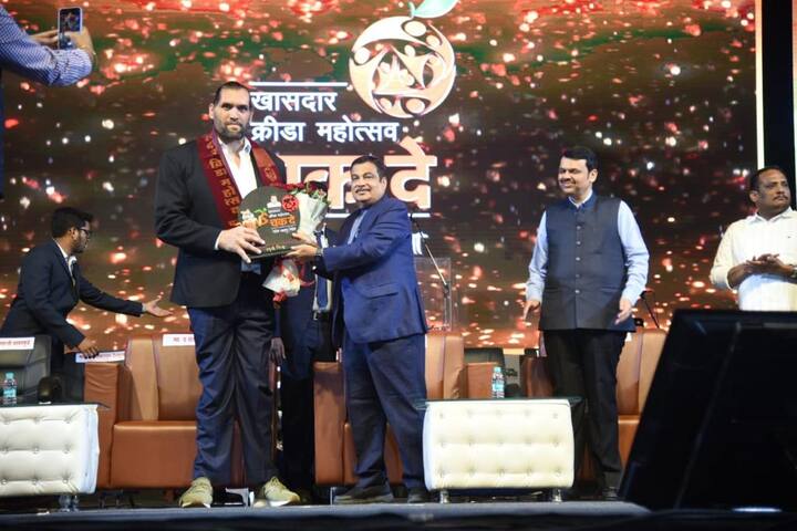 WWEमधील वर्ल्ड हेविवेट चॅम्पियन द ग्रेट खली यांचे स्वागत केंद्रीय मंत्री नितीन गडकरी यांनी केले.