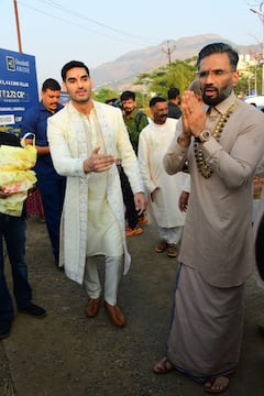 IN PICS | Suniel Shetty Poses With Son Ahan Outside KL Rahul And Athiya Shetty's Wedding Venue
