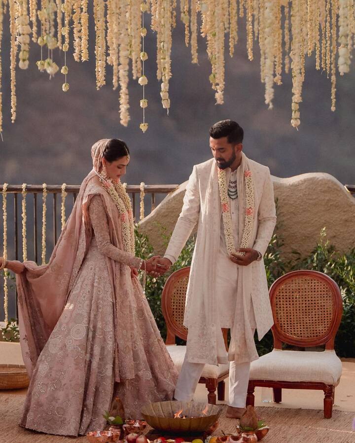 केएल राहुल की दुल्हनियां एक्ट्रेस अथिया शेट्टी बन चुकी हैं. शादी के बाद कपल की तस्वीरें सामने आई हैं. अपनी शादी में आथिया ने खूबसूरत लहंगा पहना हुआ हैं.